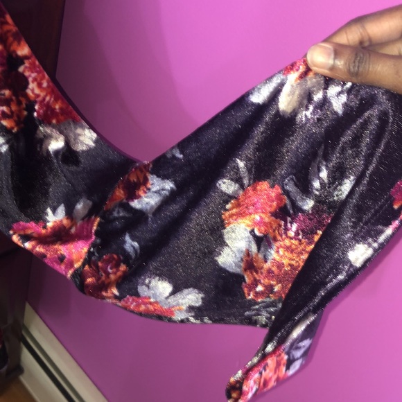 Floral Blouse 🌺 - Picture 2 of 4